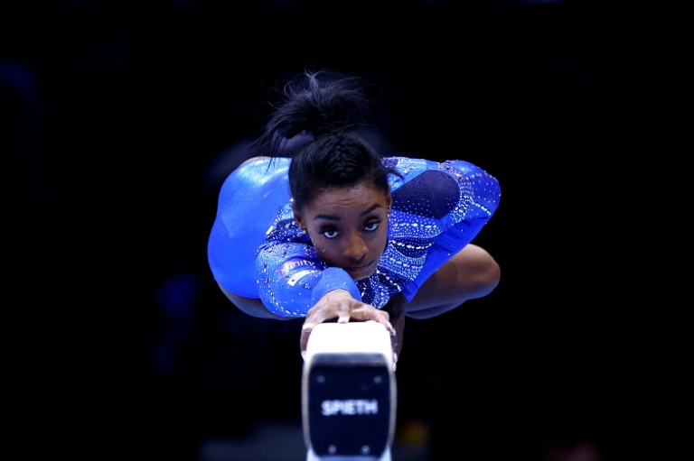 L'Américaine Simone Biles à la poutre lors des Mondiaux d'Anvers, le 6 octobre 2023