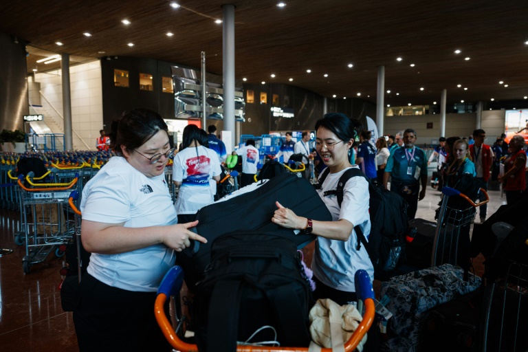 Des athlètes et membres de la délégation sud-coréenne arrivent en France pour les Jeux olympiques de Paris, le 20 juillet 2024 à l'aéroport Roissy-Charles-de-Gaulle