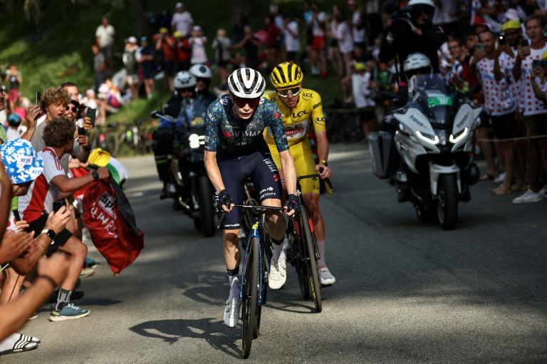 Le coureur danois Jonas Vingegaard et le Slovène Tadej Pogacar lors de l'arrivée de la 20e étape du Tour de France, au Col de la Couillole, le 20 juillet 2024