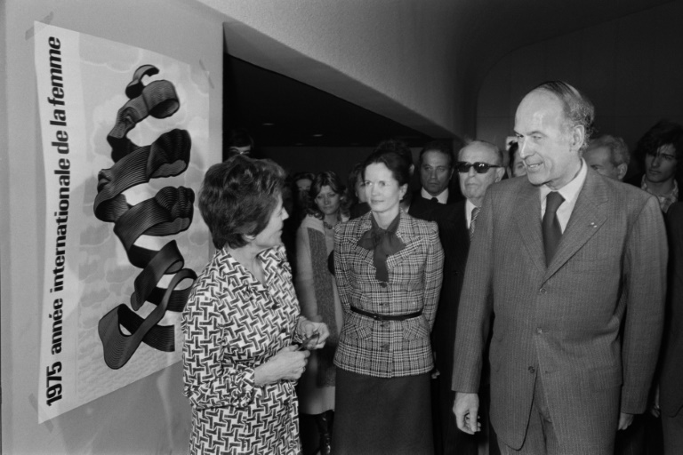 Françoise Giroud (G), alors secrétaire d'Etat à la Condition féminine, avec le président Valéry Giscard d'Estaing (D), lors d'un événement à Paris pour l'Année de la Femme, le 1er mars 1975