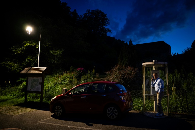 La dernière cabine téléphonique encore en service  en France, à Murbach (Haut-Rhin), le 12 juillet 2024