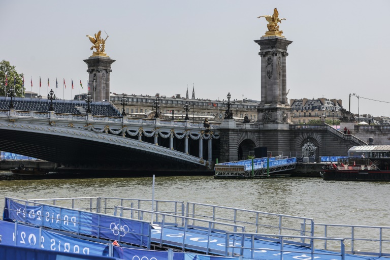 Les installations en vue des épreuves de natation de triathlon des JO-2024, près du pont Alexandre III à Paris le 30 juillet 2024