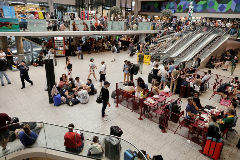 Des passagers à la gare Montparnasse à Paris le 26 juillet 2024