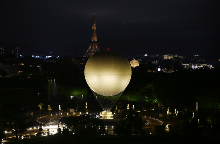 Le ballon transportant la vasque olympique, le 26 juillet 2024 à Paris