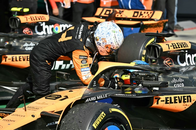 Le pilote britannique Lando Norris (à gauche) félicite son équipier chez McLaren, l'Australien Oscar Piastri, vainqueur du Grand Prix de Hongrie de Formule 1 sur le circuit du Hungaroring le 21 juillet 2024.