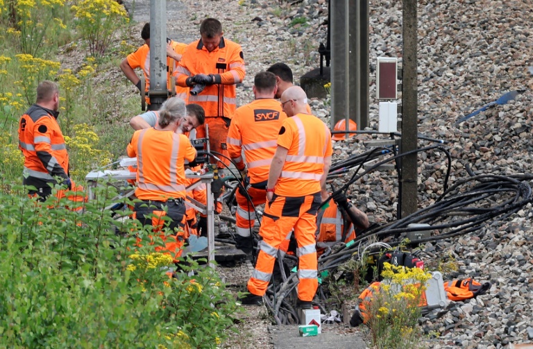 Des agents de la SNCF sur les lieux d'un sabotage, le 26 juillet 2024 à Croiselles, dans le nord de la France