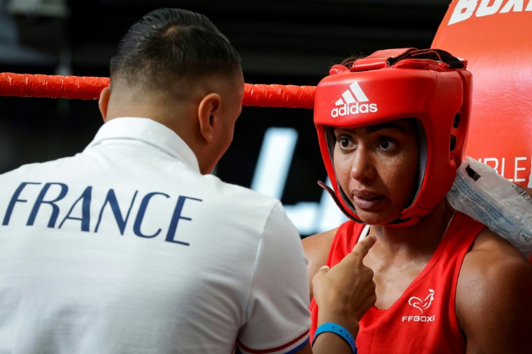 La boxeuse française Estelle Mossely écoute son coach lors d'un combat au Forum des Halles, à Paris, en France, le 5 juin 2024