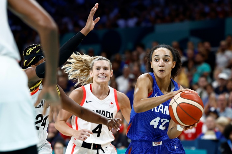 La meneuse de l'équipe de France de basket Leïla Lacan lors de la victoire de la France contre le Canada en phase de groupes du tournoi des Jeux olympiques au stade Pierre-Mauroy de Villeneuve-d'Ascq, France, le 29 juillet 2024