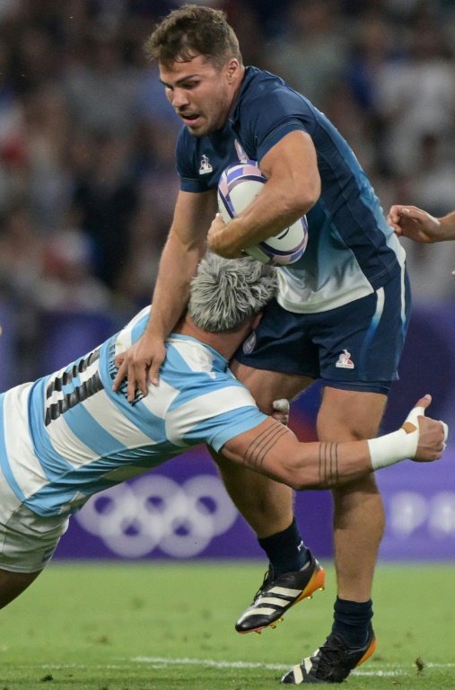 Le joueur argentin de rugby à VII Luciano Gonzalez (à gauche) plaque le Français Antoine Dupont lors du match de quart de finale du tournoi des Jeux olympiques au stade de France à Saint-Denis le 25 juillet 2024.