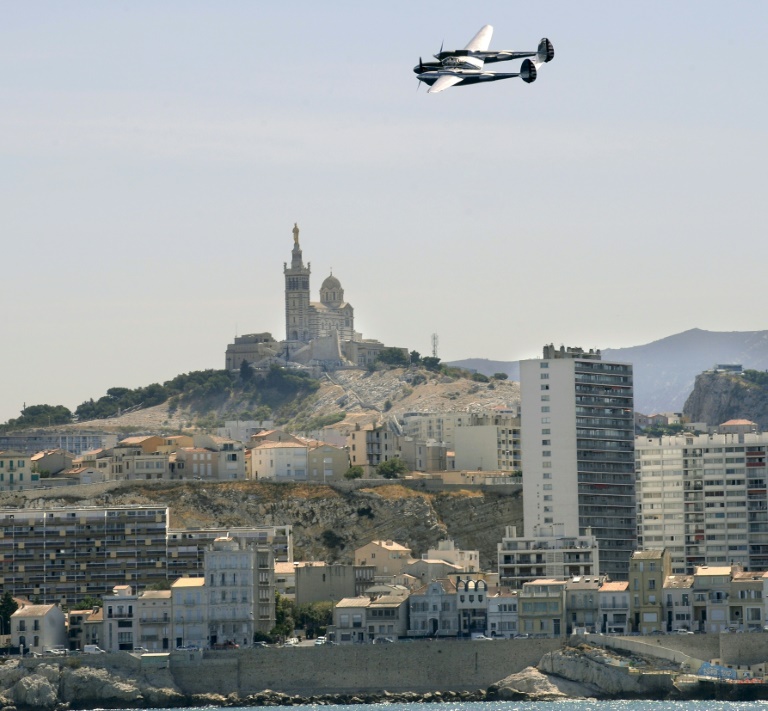 Un avion Lightning P38, identique à celui d'Antoine de Saint-Exupéry survole Notre-Dame-de-la-Garde, le 31 juillet 2009 à Marseille