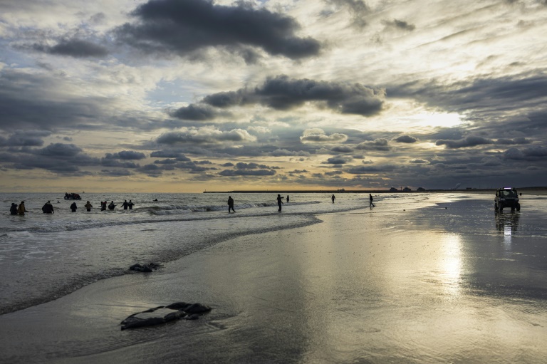 Des migrants tentent d'embarquer à bord d'un bateau de passeurs sur la plage de Gravelines, près de Dunkerque,   pour traverser la Manche, le 26 avril 2024