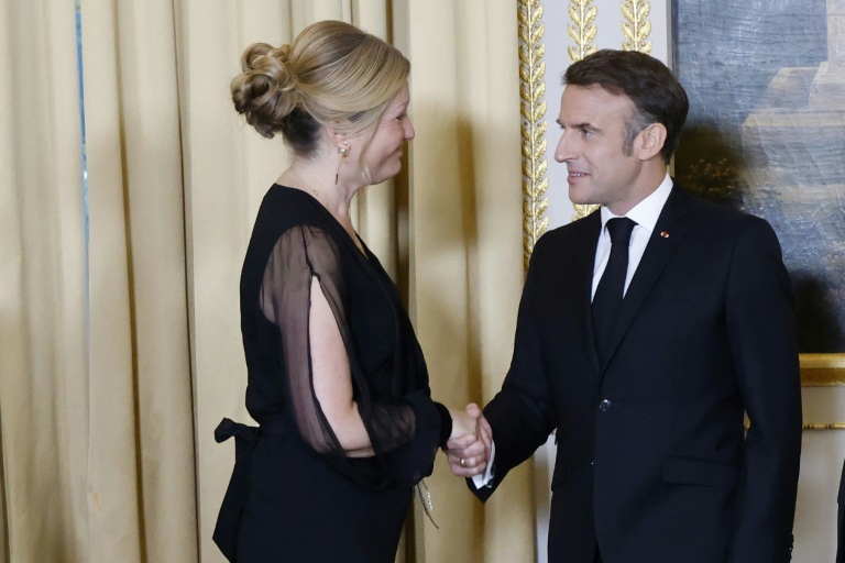 La présidente de l'Assembée nationale Yaël Braun-Pivet et Le président Emmanuel Macron lors d'un dîner d'Etat à l'Elysée, le 6 mai 2024 à Paris