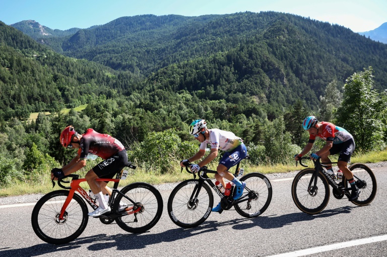 Le coureur polonais Michal Kwiatkowski (à gauche), le Français Matteo Vercher (au centre) et le Belge Victor Campenaerts (à droite) lors de la 18e étape du Tour de France, entre Gap et Barcelonnette, le 18 juillet 2024