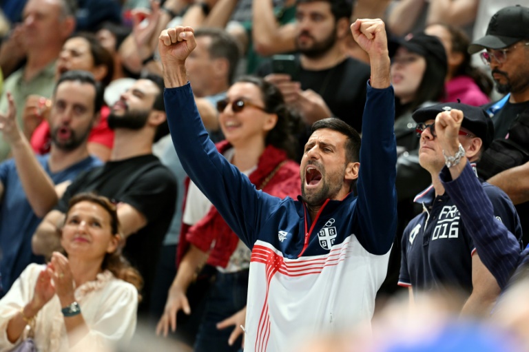 Novak Djokovic (c), qui rencontre Rafael Nadal au deuxième tour du tournoi olympique de tennis, encourage l'équipe de Serbie de volleyball, le 28 juillet 2024 à Paris