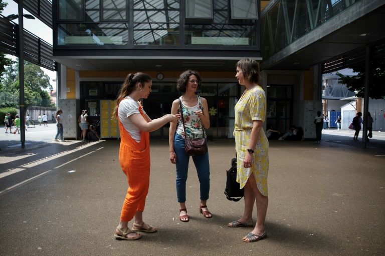 Agnès Houbin (C), professeure d'anglais au collège des Chalets à Toulouse, discute avec des collègues le 27 juin 2024 dans la cour de l'établissement