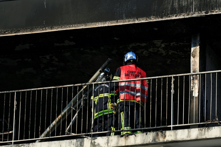 Des pomiers dans un immeuble résidentiel où un incendie a fait sept morts dans la nuit de mercredi à jeudi, le 18 juillet 2024 à Nice