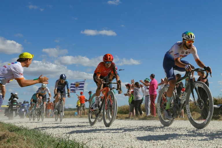 Le coureur français Anthony Turgislors de la 9e étape du Tour de France sur les chemins blancs autour de Troyes, le 7 juillet 2024