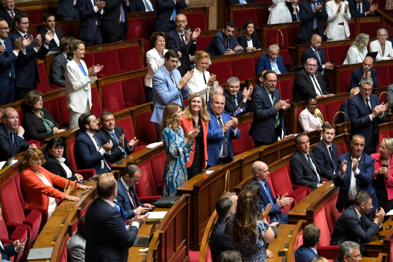 Yaël Braun-Pivet (c), applaudie après sa réélection comme présidente de l'Assemblée nationale, le 18 juin 2024 à Paris