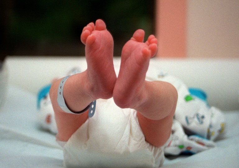 La coqueluche est souvent bénigne mais peut entraîner des complications graves, respiratoires et neurologiques, parfois mortelles chez les bébés