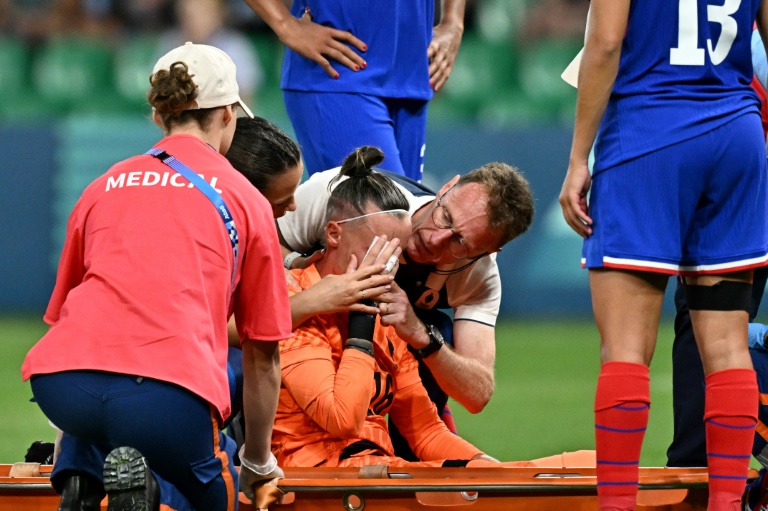 La gardienne de but des Bleues Pauline Peyraud-Magnin a été évacuée sur une civière après un choc à la pommette lors de la défaite contre le Canada (2-1) dans le tournoi olympique de football le 28 juillet 2024 à Saint-Etienne. Elle souffre d'une entaille à l'oeil droit, a précisé le staff de l'équipe de France