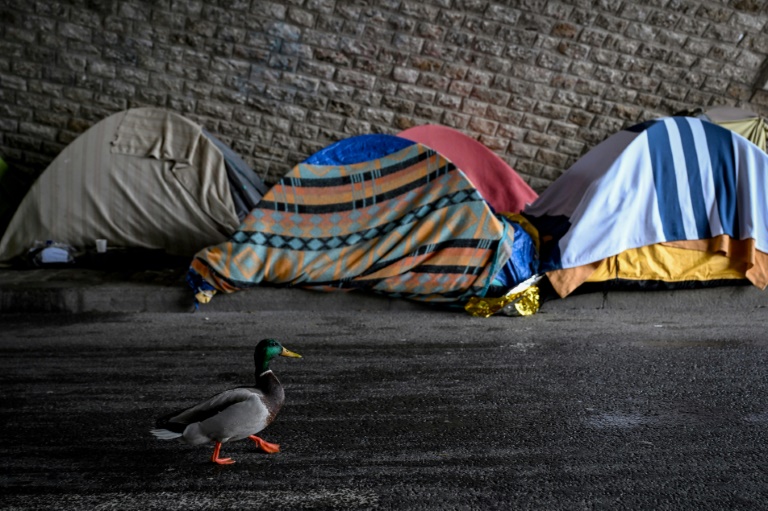 Des tentes installées par de jeunes migrants sans abri sous le pont de Sully dans le centre de Paris, le 10 février 2024