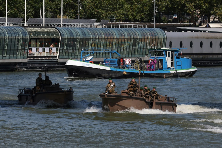 Des soldats de l'opération Sentinelle patrouillent sur la Seine à Paris le 17 juillet 2024, dans le cadre de la sécurisation de sécuriser la zone d'embarquement pour la cérémonie d'ouverture des JO