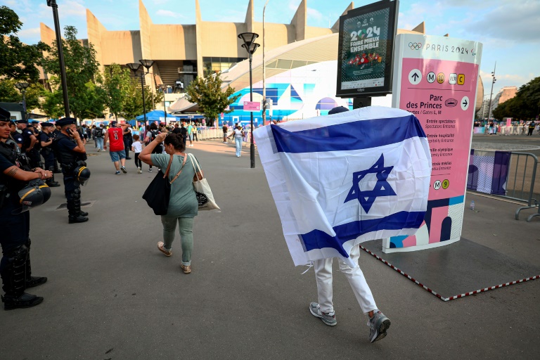 Un supporter israélien arrive au Parc des Princes avant la rencontre contre le Mali, le 24 juillet 2024 à Paris