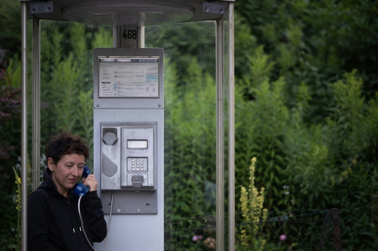 Dans la dernière cabine téléphonique publique française, à Murbach (Haut-Rhin), le 12 juillet 2024