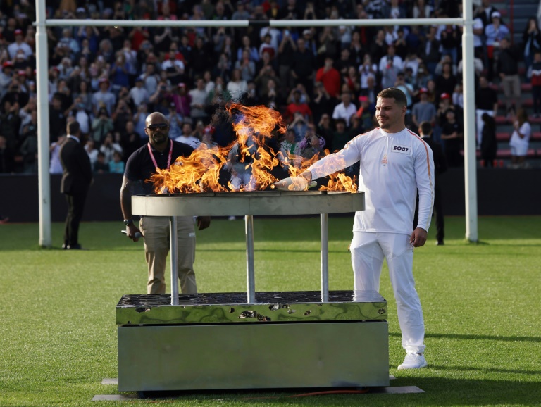 Le rugbymen français Antoine Dupont allume le chaudron olympique, le 17 mai 2024 au stade Ernest-Wallon de Toulouse