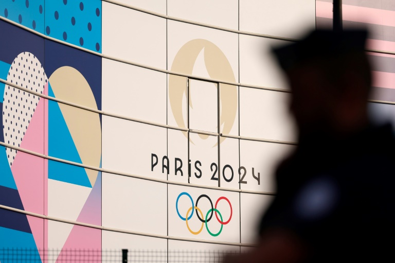 Un policier monte la garde avant le début du match de football entre le Mali et Israël lors des Jeux olympiques de Paris 2024 au Parc des Princes, à Paris, le 24 juillet 2024