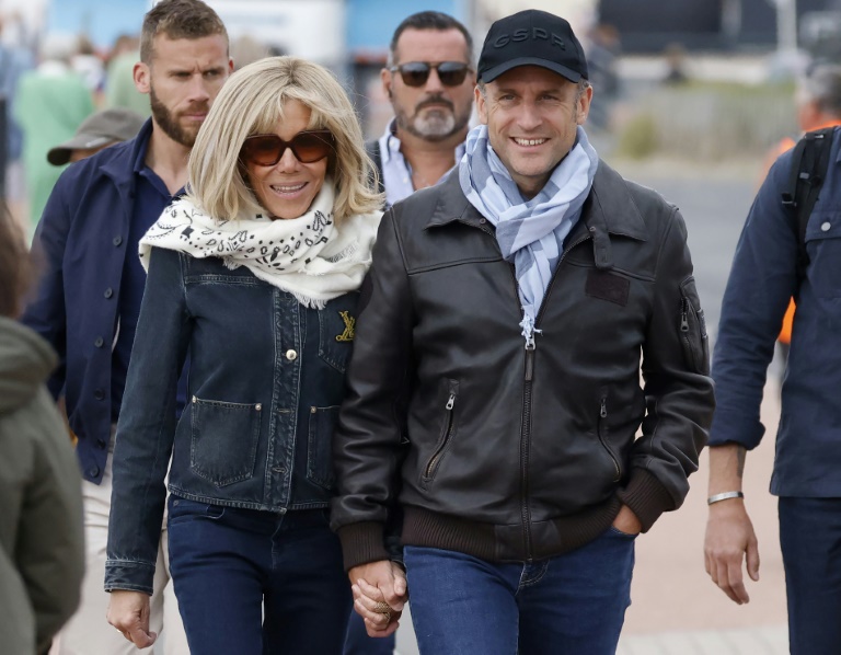 Le président Emmanuel Macron et son épouse Brigitte Macron se promènent le long de la plage au Touquet, le 29 juin 2024 dans le Pas-de-Calais