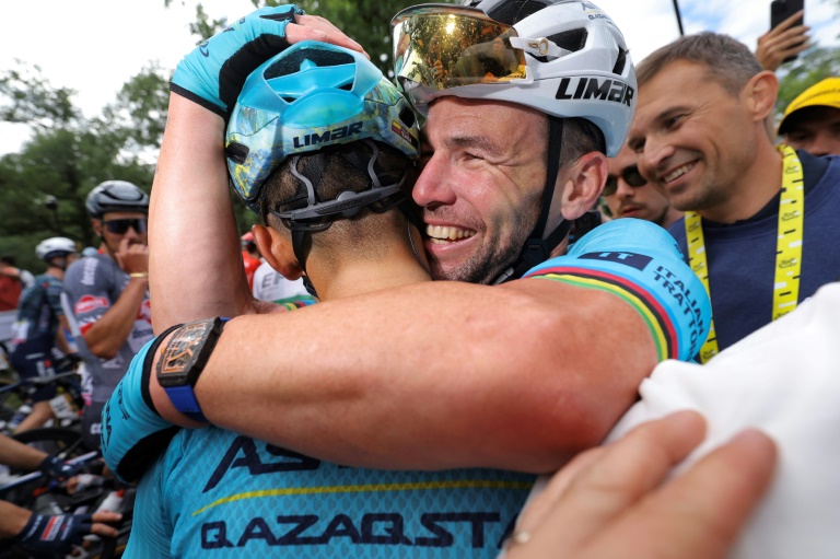 Le sprinteur britannique de l'équipe Astana Mark Cavendish célèbre sa victoire sur la 5e étape du Tour de France avec un coéquipier, à Saint-Vulbas, en France, le 3 juillet 2024