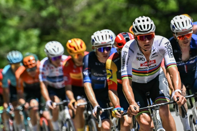 Le coureur néerlandais Mathieu van der Poel, vêtu de son maillot arc en ciel de champion du monde, lors de la 4e étape du Tour de France entre Pinerolo en Italie et Valloire en France, le 2 juillet 2024