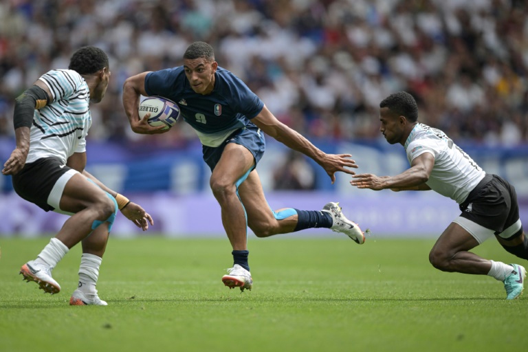 Le rugbyman français Aaron Grandidier Nkanang (au centre) lors du match entre les Fijdi et la France au tournoi olympique, le 25 juillet au Stade de France à Saint-Denis