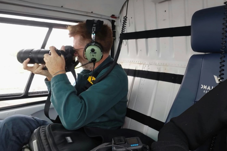 Le photographe de l'Agence France-Presse Lionel Bonaventure depuis un hélicoptère lors de la cérémonie d'ouverture des JO, le 26 juillet 2024 à Paris