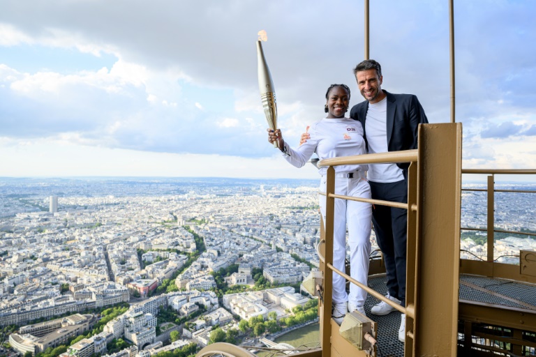 La judoka Clarisse Agbegnenou  et le président du Comité d'organisation de Paris-2024, au somme de la Tour Eiffel, le 15 juillet 2024