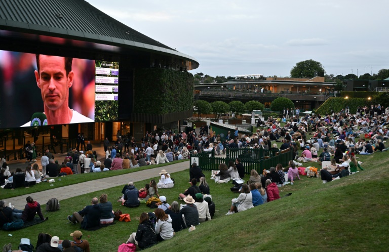 Des fans d'Andy Murray regardent sur grand écran la cérémonie d'adieu d'Andy Murray après son match de double perdu avec son frère Jamie à Wimbledon, le 4 juillet 2024 à Londres