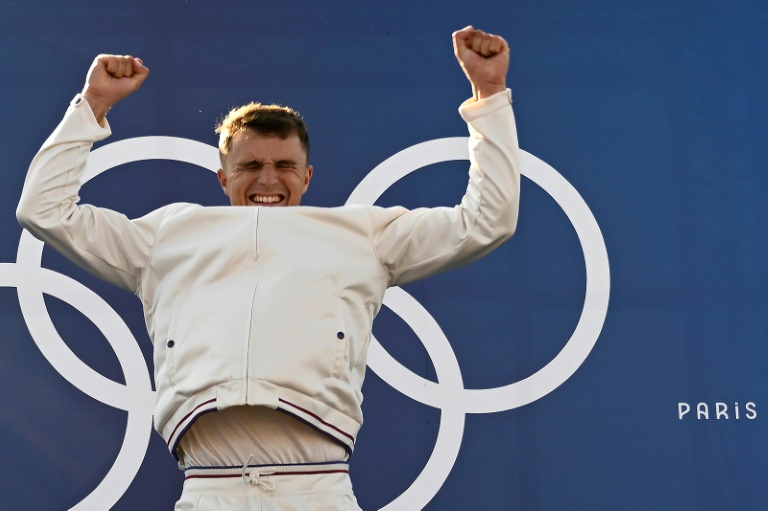 Nicolas Gestin célèbre sa médaille d'or olympique remportée en canoë slalom sur le podium, à Vaires-sur-Marne, le 29 juillet 2024