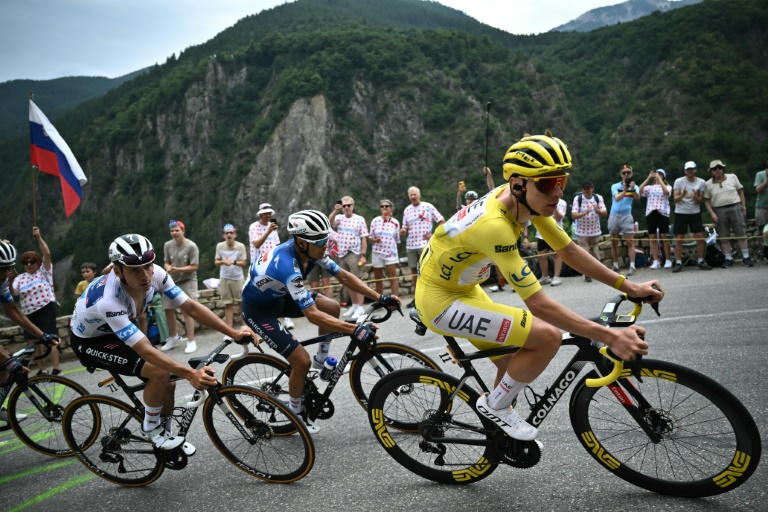 Tadej Pogacar (droite) sur le parcours de la 19e étape du Tour de France, le 19 juillet 2024 dans les Alpes françaises