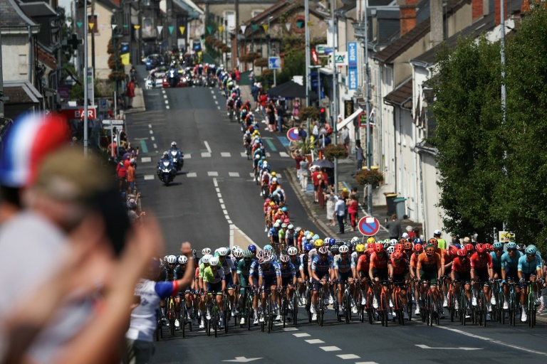 Le peloton roule pendant la 10e étape du Tour de France entre Orléans et Saint-Amand-Montrond, en France, le 9 juillet 2024