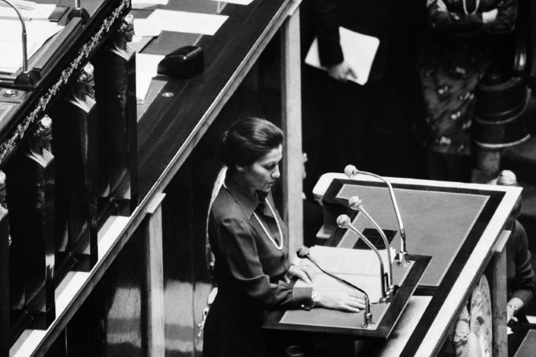 Simone Veil, alors ministre de la Santé, défend devant le Parlement le 26 novembre 1974 une loi autorisant l'avortement