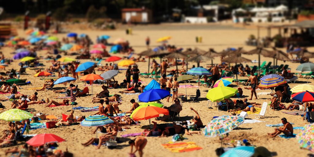 Une plage bondée en plein été.