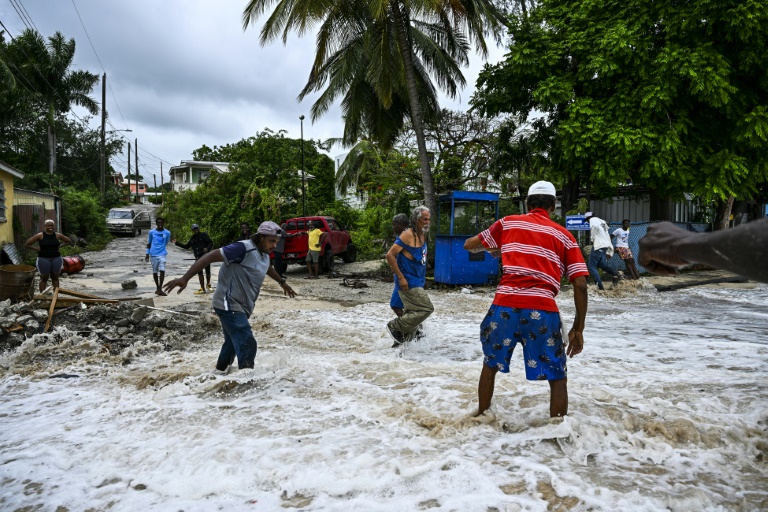 Une rue inondée dans la paroisse de Saint-James, sur la côte ouest de la Barbade après le passage de l'ouragan Béryl, le 1er juillet 2024.