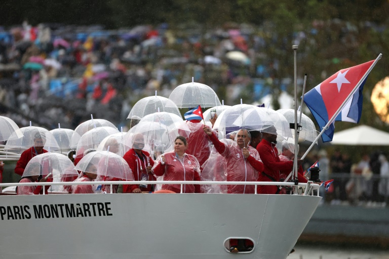 Le défilé de la délégation cubaine sur la Seine et sous la pluie lors de la cérémonie d'ouverture des Jeux de Paris, le 26 juillet 2024