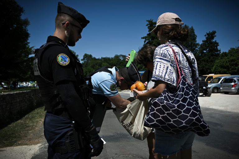 Les gendarmes effectuent des contrôles à proximité du Village de l'eau, près de Saint-Martin-les-Melle, le 18 juillet 2024