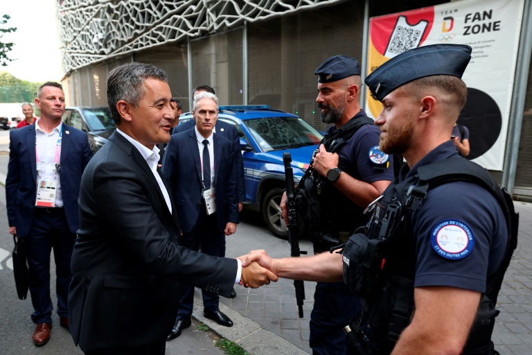 Le ministre de l'Intérieur Gérald Darmanin salue des policiers mobilisés pour le match Israël-Mali au Parc des princes, le 24 juillet 2024 à Paris