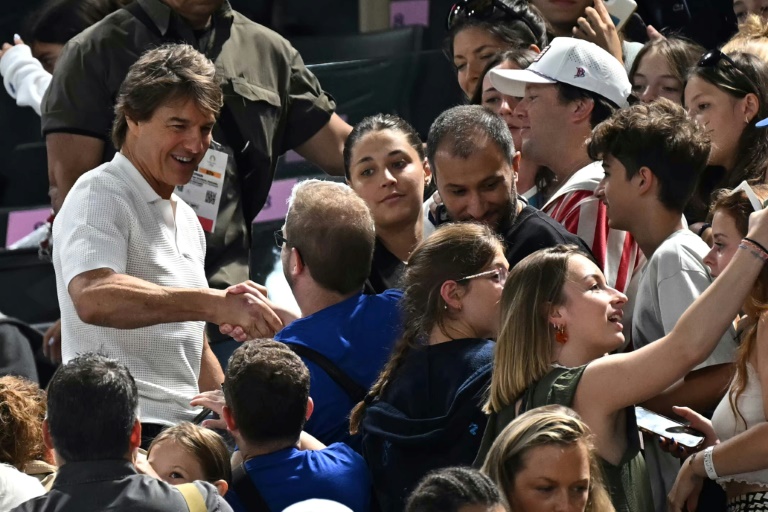 L'acteur Tom Cruise au milieu de fans lors de l'épreuve olympique féminine de gymnastique à laquelle participe la star Simone Biles, le 28 juillet 2024 à Paris