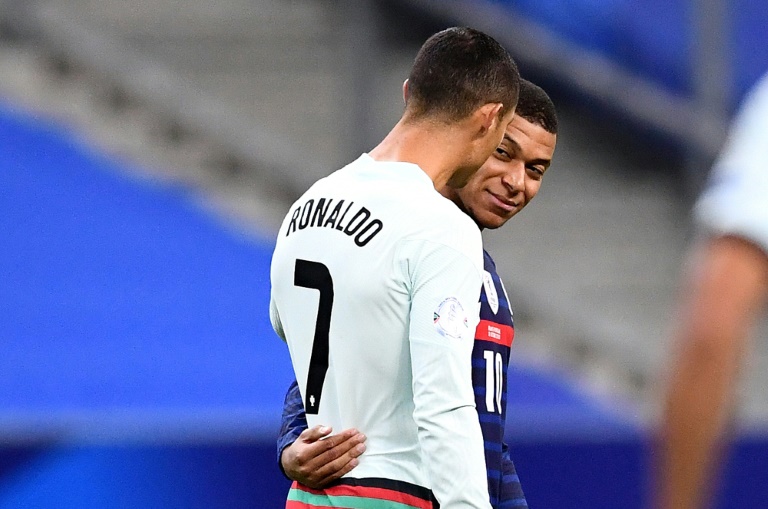 La star du Portugal Cristiano Ronaldo et celle des Bleus Kylian Mbappé lors d'un match de Ligue des nations, le 11 octobre 2020 au stade de France