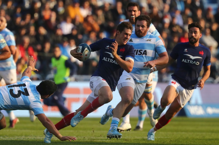 Le demi de mêlée et capitaine français Baptiste Serin ballon en main contre l'Argentine, le 13 juillet 2024 à Buenos Aires