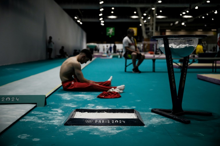 Un athlète s'étire au centre d'entraînement des gymnastes au Bourget, le 22 juillet 2024